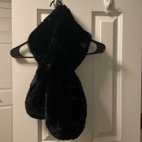 Faux Fur Scarf - Picture 2 of 3